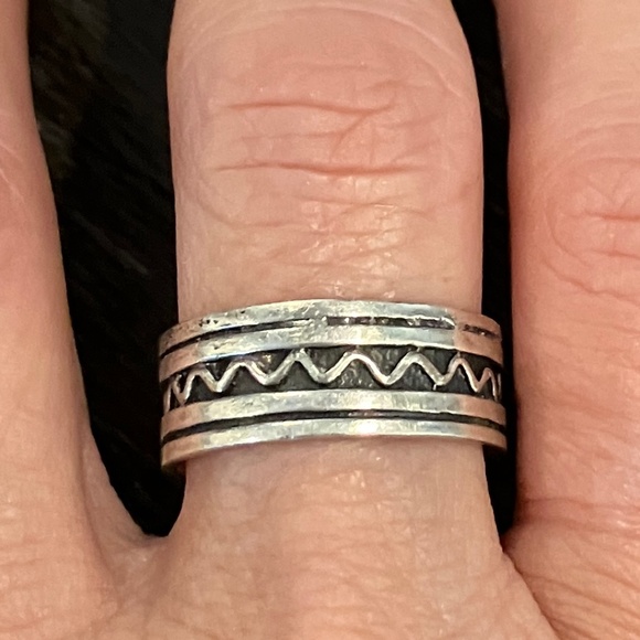 Sterling Silver ZigZag Ring Size 9 - Picture 3 of 6
